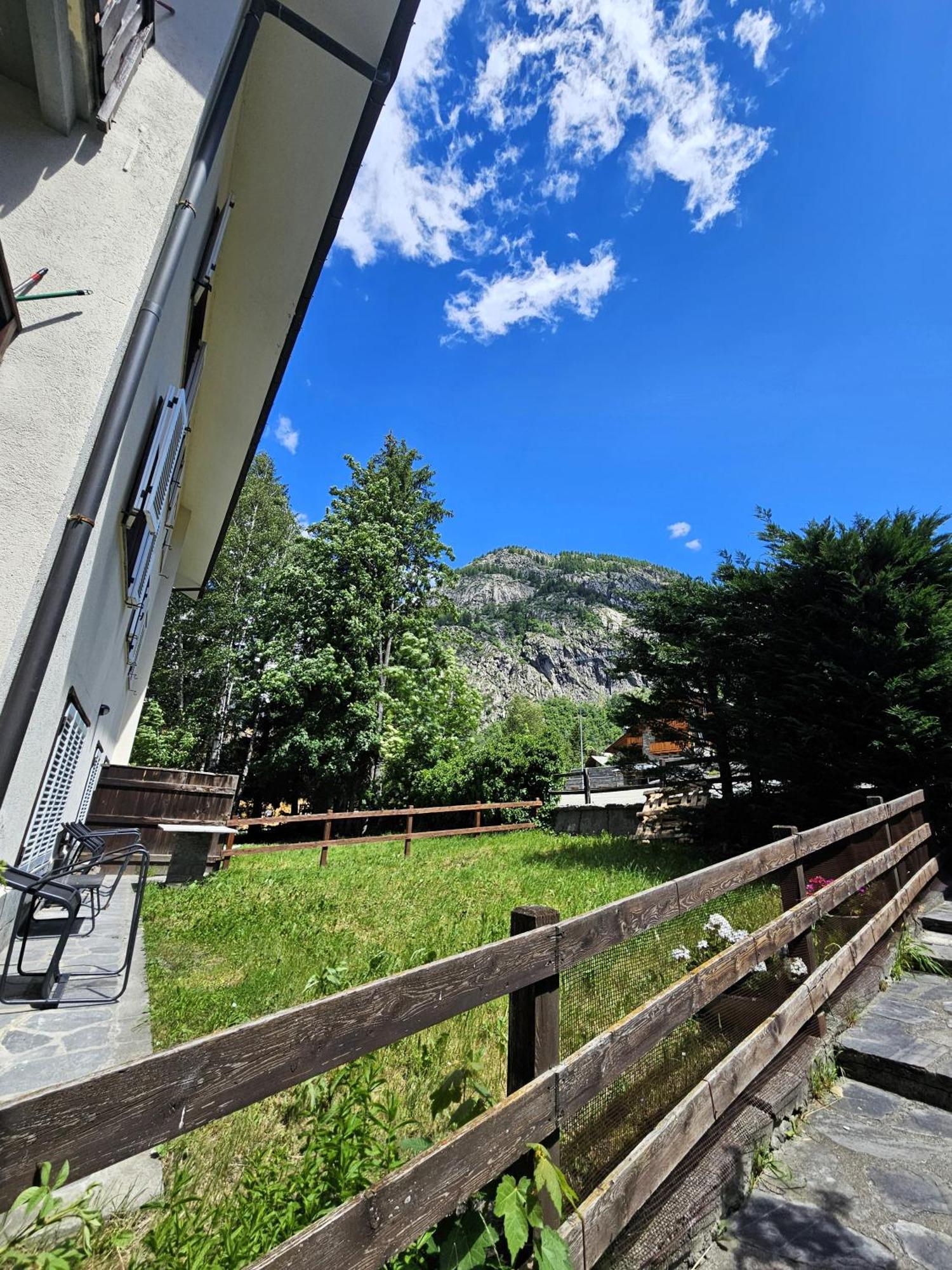 Maison Les Amis Du Bois Courmayeur Exterior foto