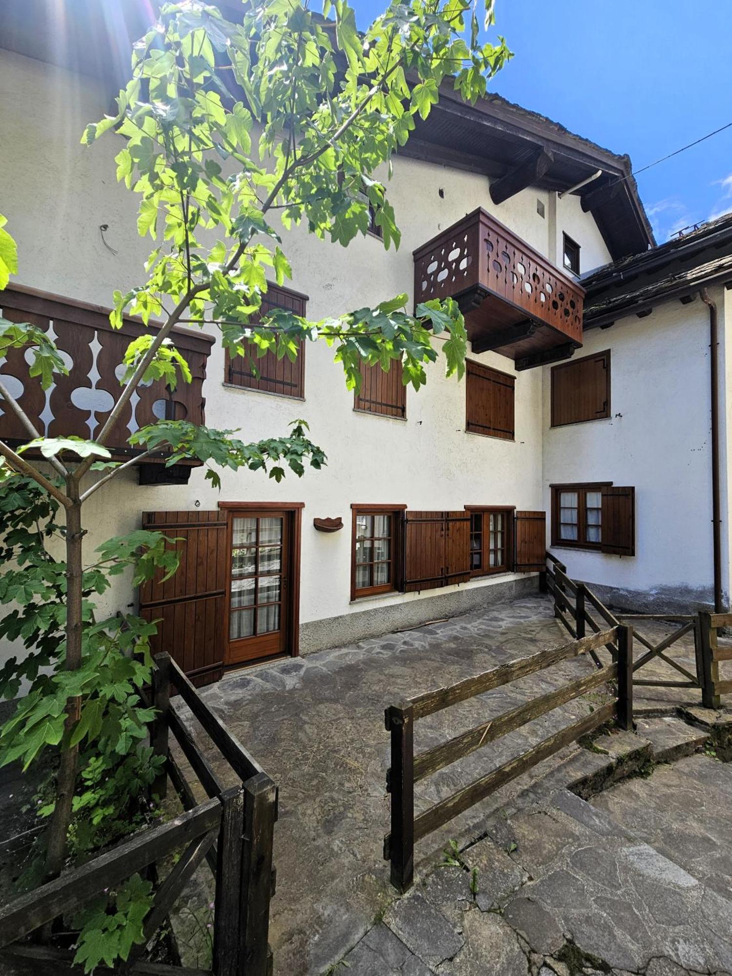 Maison Les Amis Du Bois Courmayeur Exterior foto